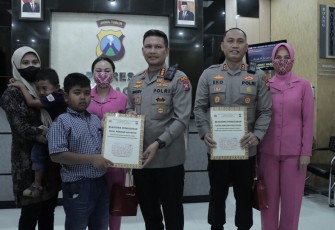 Kapolresta Malang Kota Kombes Pol Budi Hermanto saat memberikan beasiswa Kapolda Jatim 