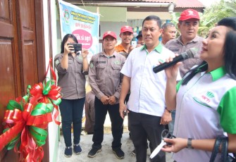 Ketua HKTI Kabupaten Landak Karolin Margret Natasa saat memberikan sambutan 