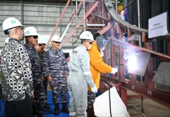 Wakasal Laksdya TNI Ahmadi Heri Purwono saat first steel cutting dan keel laying di PT CMS Banten 