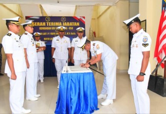 Dansatrol Lantamal XII Kolonel Laut (P) Erpandrio Trio W saat sertijab Komandan KRI Sembilang-850 di Pontianak, Sabtu (10/12)