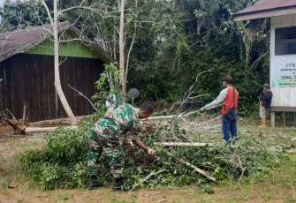 Gotong royong bersama warga binaan bersihkan lingkungan 