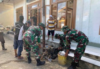 Karya bakti TNI bersihkan lingkungan masjid 