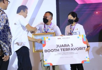 Kadiv Humas Polri Irjen Dedi Prasetyo saat menerima penghargaan 
