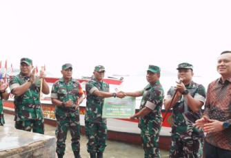 Kasdam I/BB Brigjen TNI Rifky Nawawi saat menyerahkan perahu motor bantuan Kasad