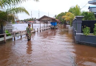 Serka Ismail memantau ketinggian air banjir di wilayah binaannya