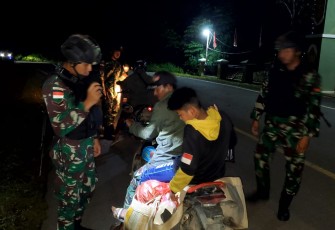 Sweeping malam hari satgas Yonarmed 19/105 Trk Bogani di perbatasan 
