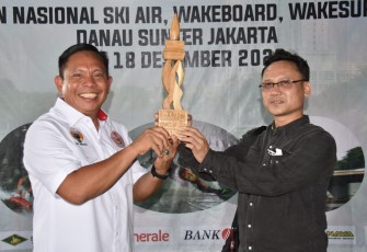 Pangkoarmada III Laksamana Muda TNI Irvansyah saat menerima penghargaan 