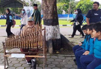Musik angklung menghibur pengunjung Muspusdirla, Yogyakarta, Selasa (13/12)