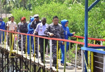 Pangkoarmada III Laksamana Muda TNI Irvansyah saat meninjau desa Katinim kampung bahari nusantara', Rabu (14/12)