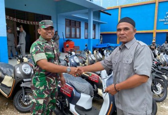 Pelda Abdullah saat menyerahkan kendaraan operasional 