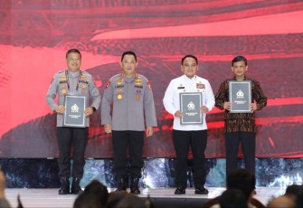 Sekjen Kemenkumham RI Komjen. Pol. Andap Budhi Revianto saat menerima penghargaan 
