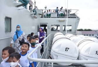 Siswa Tour Kapal Perang RI