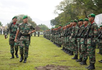 Danrem 032/Wbr Brigjen TNI Purmanto saat inspeksi pasukan dalam upacara peringatan Hari Juang TNI AD Ke-77, Kamis (15/12)