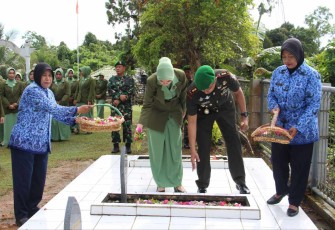 Dandim 0906/Kkr Letkol Inf Jeffry Satria saat ziarah dan tabur bunga