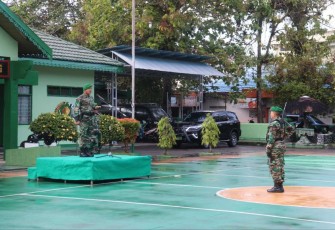 Dandim 1001/HSU-BLG Letkol Inf Dhuwi Hendradjaja saat pimpin upacara Hari Juang TNI AD Ke-77 