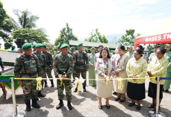 Pangdam Kasuari Mayjen TNI Gabriel Lema gunting pita peresmian TK Kartika XXII-4 
