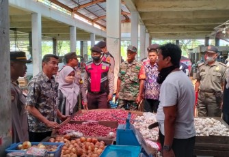 Cek harga sembako di pasar tradisional 