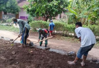 Kerja bakti perbaiki jalan bersama warga 