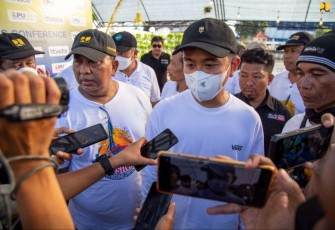 Wali Kota Surakarta Gibran Rakabuming Raka saat memberikan keterangan pers usai meresmikan Festival Bendung Tirtonadi Solo 