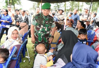Pangdam I/BB Mayjen TNI Achmad Daniel Chardin saat baksos Hari Infanteri di Kabupaten Karo. Minggu (18/12)