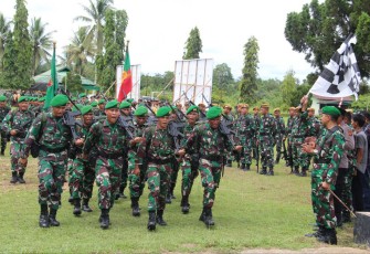 Dandim 0906/Kkr Letkol Inf Jeffry Satria saat melepas Peleton Yudha Wastu Pramuka Di Etape Ke 2