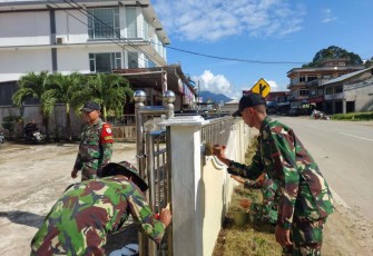 Pengecetan pagar gereja di perbatasan 