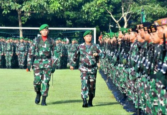 Pangdam Jaya Mayjen TNI Untung Budiharto saat inspeksi pasukan peringati HUT Infanteri Ke-74 di Lapangan Jaya Sakti Brigif 1 Mekanis PIK/JS Kalisari Ps Rebo, Jakarta, Senin (19/12)