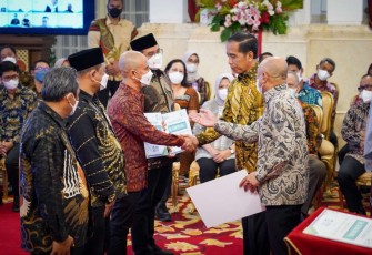 Menteri Teten Masduki saat mendampingi Presiden Joko Widodo memberikan KUR klaster pelaku UMKM di Istana Merdeka Jakarta, Senin (19/12)