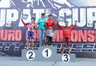 Dandim 0806/Trenggalek Letkol Kav Peddy Adi Prasetyo saat mendampingi para juara