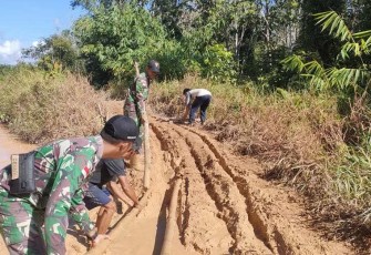 Satgas Yonarmed 19/105 Trk Bogani perbaiki jalan rusak di perbatasan 