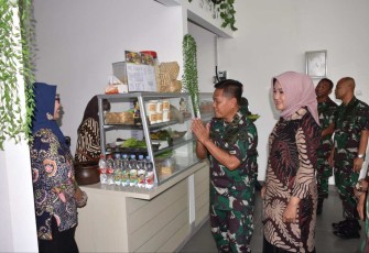 Pangkolinlamil Laksda TNI Agus Hariadi saat menyapa pelaku UMKM di food court-2 Kodamar, Senin (19/12)