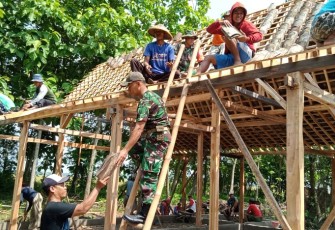 Karya bakti bangun rumah warga binaan 