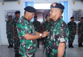 Danguspurla Koarmada III Laksma TNI Ashari Alamsyah saat melantik Asops Danguspurla Koarmada III di Mako Guspurla III, Tawiri, Ambon, Senin (19/12)