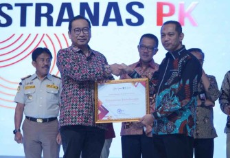 Dirjen perhubungan laut Arif Toha saat menerima piagam penghargaan KPK
