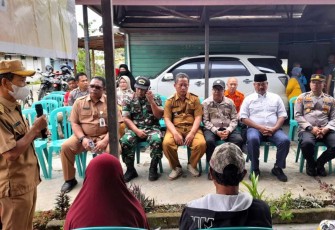 Danramil 01/Tenggarong Lettu Adi Irawan saat mendampingi Bupati Kutai Kartanegara 