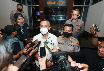Kasipenkum Kejati Jatim Fathur Rohman saat memberikan keterangan pers di Surabaya, Rabu (21/12)