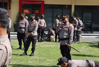 Kapolres Blitar Kota AKBP Argowiyono saat memberikan pengarahan apel pengamanan Pilkades, Rabu (21/12)