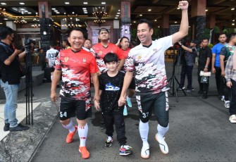 Kasad Jenderal TNI Dudung Abdurachman bersama Rafi Ahmad dalam Fun Game Football, Rabu (21/12)