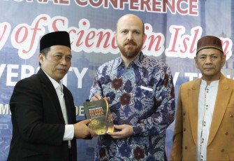 Kiai Subki saat memberikan cenderamata 