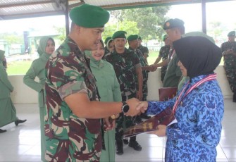 Dandim 0913/PPU Letkol Inf Arfan Arfandi saat memberikan selamat anggotanya