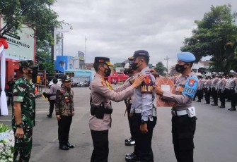 Kapolres Batu AKBP Oskar Syamsuddin saat penyematan tanda anggota Operasi Lilin Semeru 2022, Kamis (22/12)