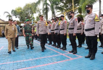 Dandim 0801/Pacitan Letkol Inf Roliyanto saat pengecekan pasukan pengamanan Nataru