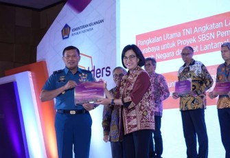 Laksma TNI Sawa mewakili TNI AL saat menerima piagam penghargaan SBSN dari Menkeu Sri Mulyani