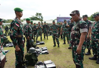 Asops Kasad Mayjen TNI Ainurrahman saat pemeriksaan kesiapan prajurit Yonif 133/YS, Jum'at (23/12)