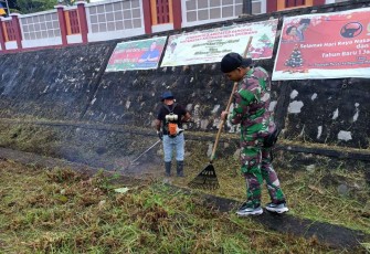 Pembersihan lingkungan gereja perbatasan 