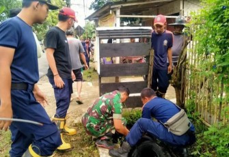 Bersihkan lingkungan bersama warga binaan