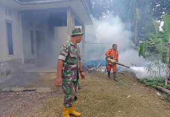 Serda Jais bersama relawan Baretta fogging cegah DBD