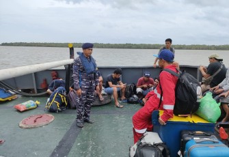 Personel Lanal Palembang saat bantu evakuasi ABK Kapal Tenggelam di Perairan Muara Sungsang, Rabu (28/12)
