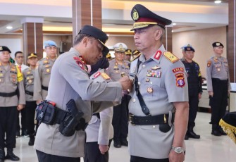 Kapolda Kalteng Irjen Pol Drs Nanang Avianto saat melantik Wakapolda Brigjen Pol Mohamad Agung Budijono 
