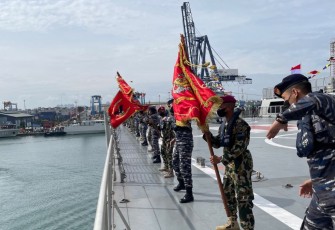 Tradisi Admiral Inspection di KRI dr. Wahidin Sudirohusodo-991